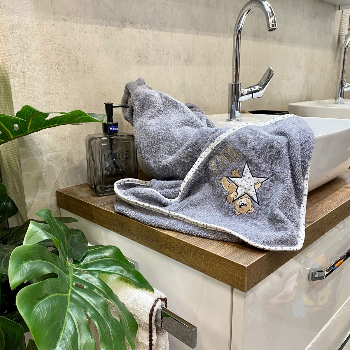Handtuch Bär mit Stern grau liegt auf Waschbecken