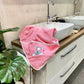 Handtuch Hase mit Sternen pink liegt auf Waschbecken