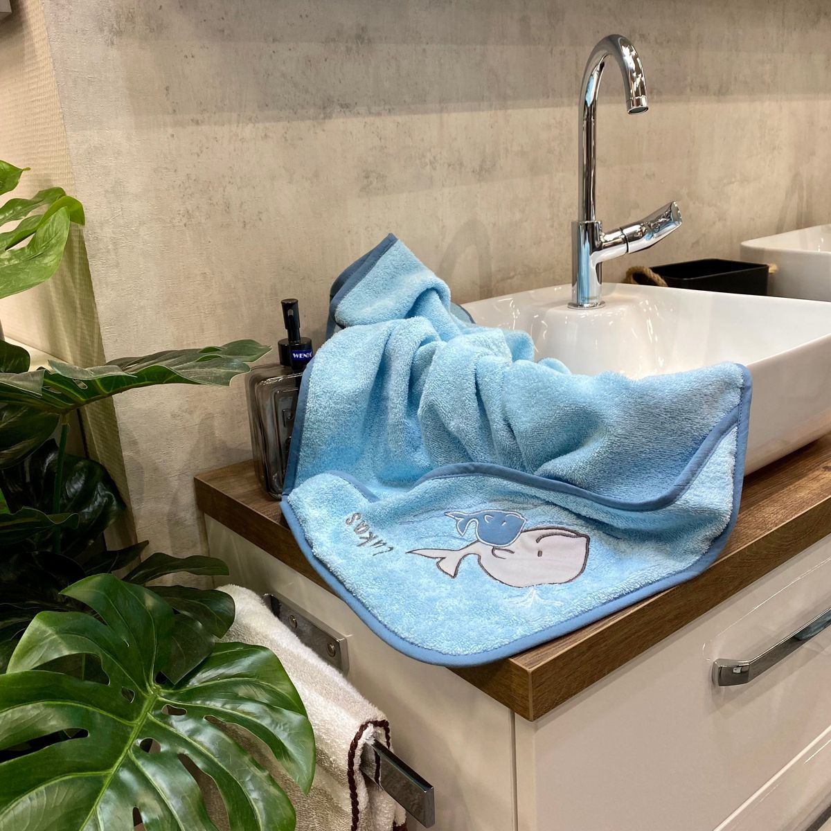 BIO-Handtuch Walfamilie kristall liegt auf Waschbecken