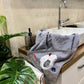Handtuch Seehund-Gesicht grau liegt auf Waschbecken