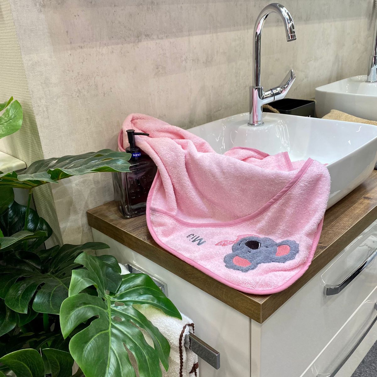 BIO-Handtuch Koala rosa liegt auf Waschbecken