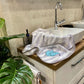 Handtuch türkiser Elefant mit Ringel-Motiv liegt auf Waschbecken
