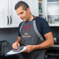 Jeans Kochschürze mit Namen und Motiv bestickt Beispiel Mann in Küche