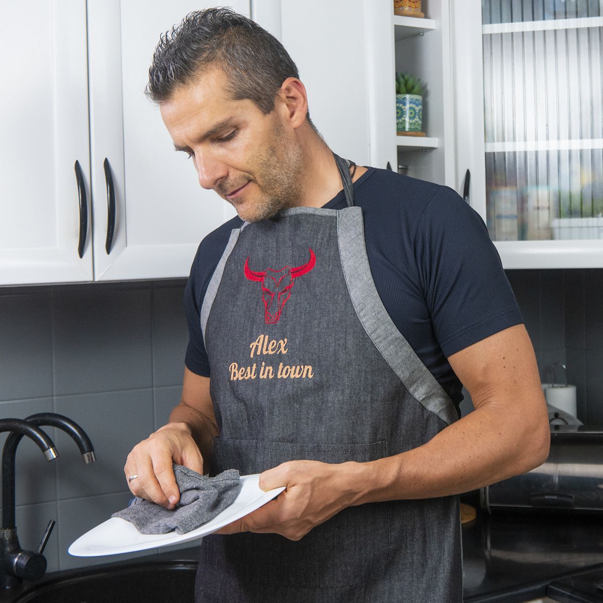 Jeans Kochschürze mit Namen und Motiv bestickt Beispiel Mann in Küche