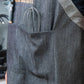 Detailansicht Jeans Schürze mit Namen und Taschen für Küchenutensilien