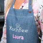 Detailansicht der Stickerei auf Schürze Kochfee Laura auf Wolimbo Kochschürze