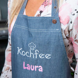 Detailansicht der Stickerei auf Schürze Kochfee Laura auf Wolimbo Kochschürze