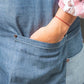 Detailansicht Classic Schürze von Wolimbo Hand in Tasche