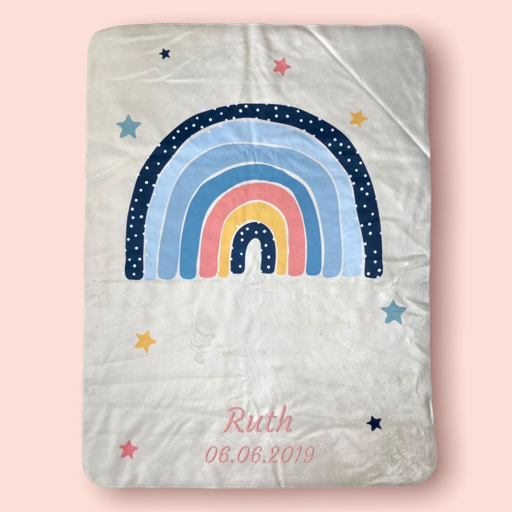 Regenbogen Babydecke mit Namen bestickt