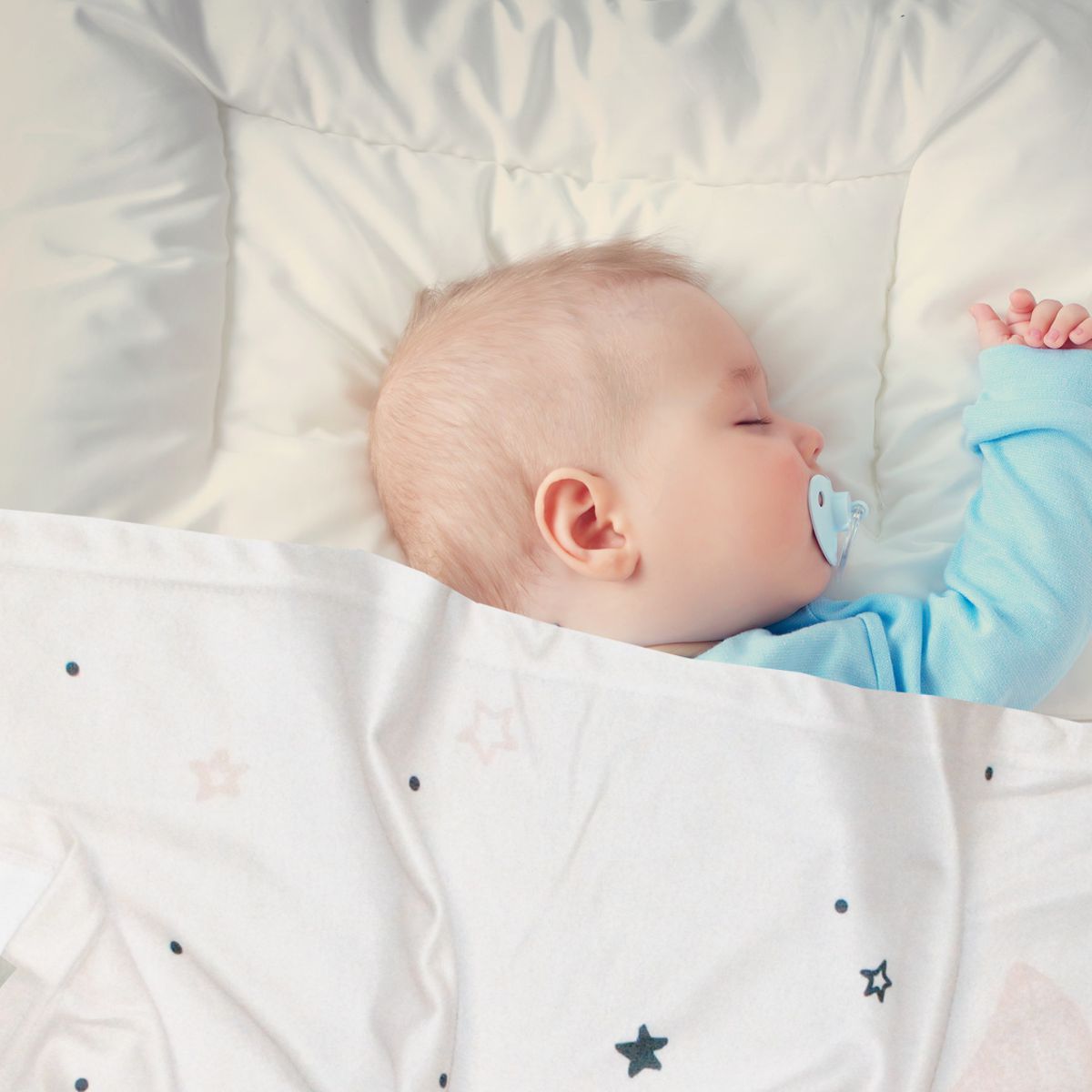 Baby schläft mit Babydecke mit NAmen