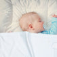 Baby schläft mit Decke mit Namen Tiger