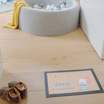 Beispiel Fußmatte liegt auf Holzboden mit Namen Jan