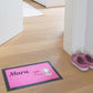 Fußmatte mit Namen liegt auf Fußboden