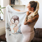 Schwangere Mutter mit Babydecke mit Namen von wolimbo