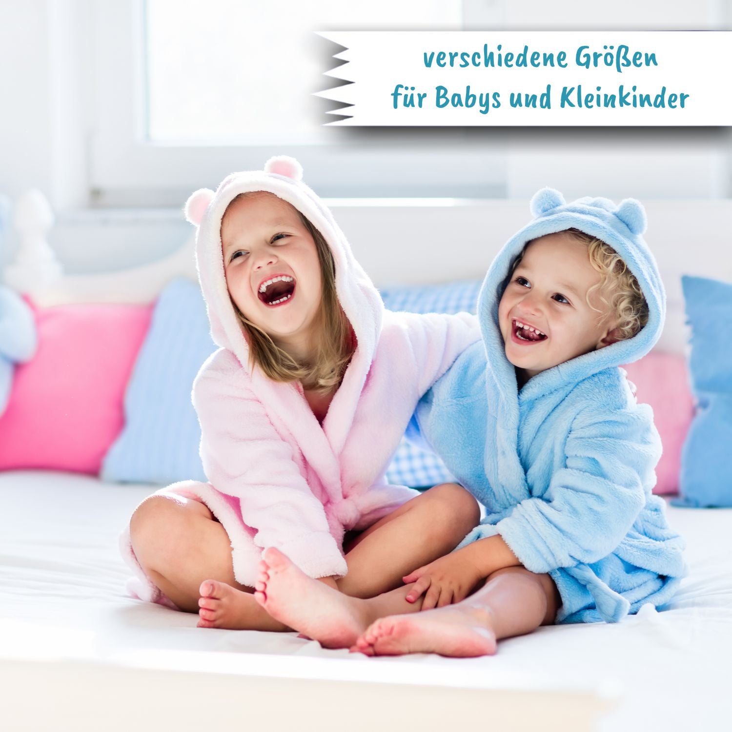 2 Kinder lachen mit Bademantel