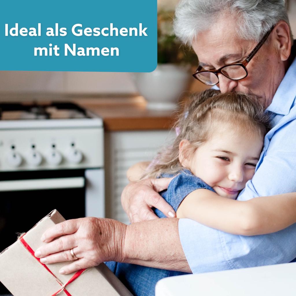 Enkelin bei Opa im Arm und freut sich über Geschenk