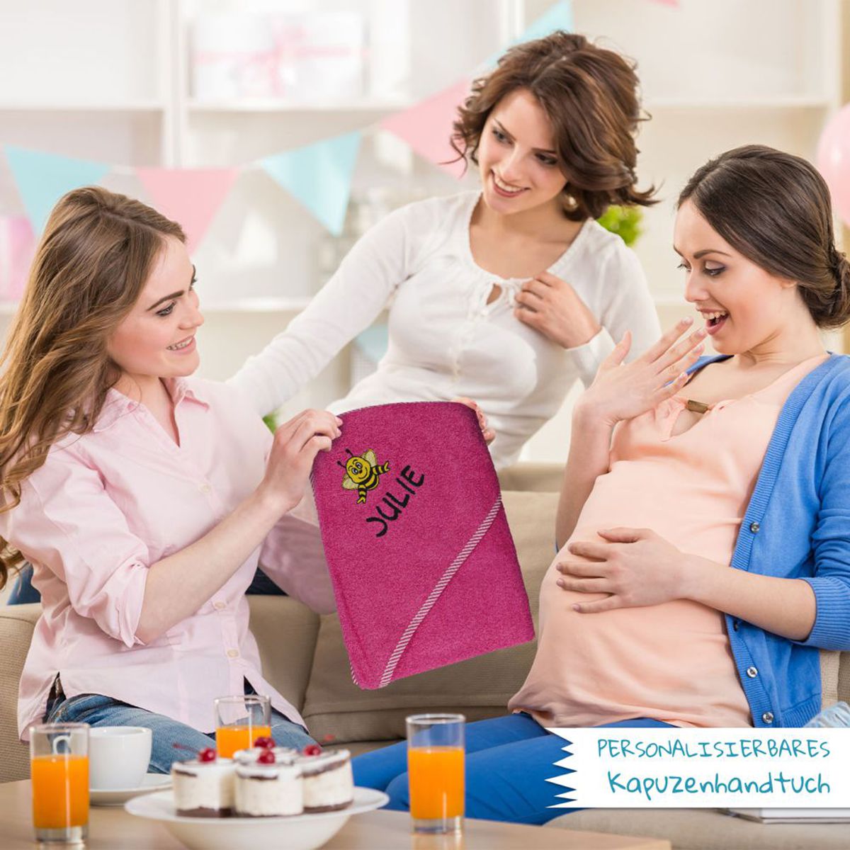 Schwangere Frau freut sich über BIO-Handtuch mit Namen auf Babyparty