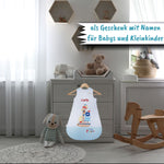 Schlafsack Pirat mit Namen hängt an Wickeltisch
